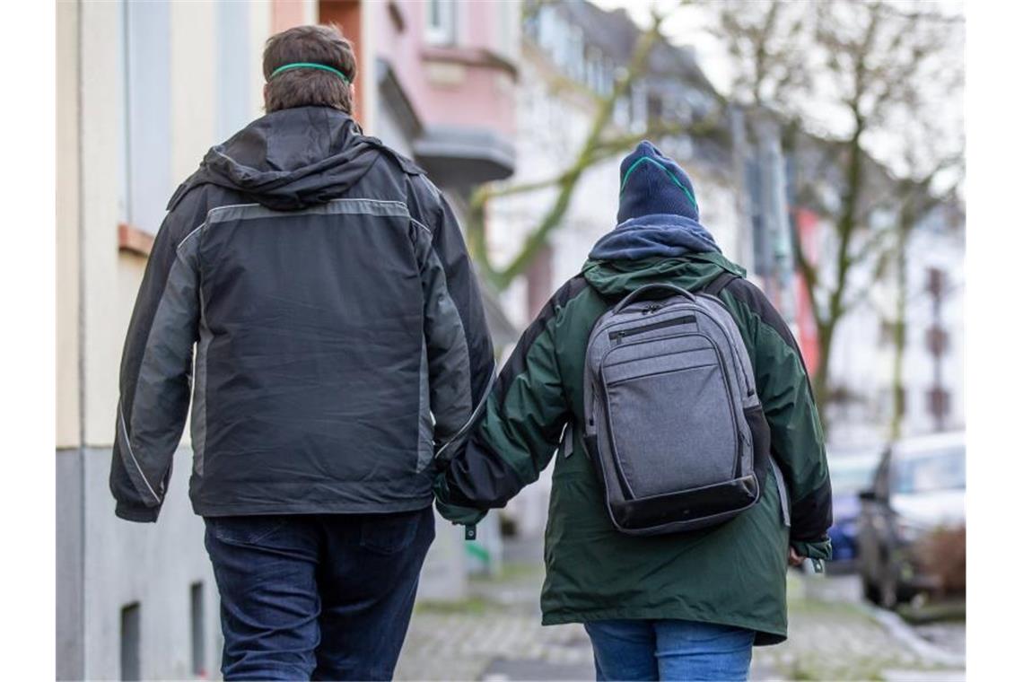 Der Corona-Leugner in meiner Familie Freunde oder Familienmitglieder sind in Verschwörungsmythen verfangen und leugnen Corona. Was tun?. Foto: Dieter Menne/dpa