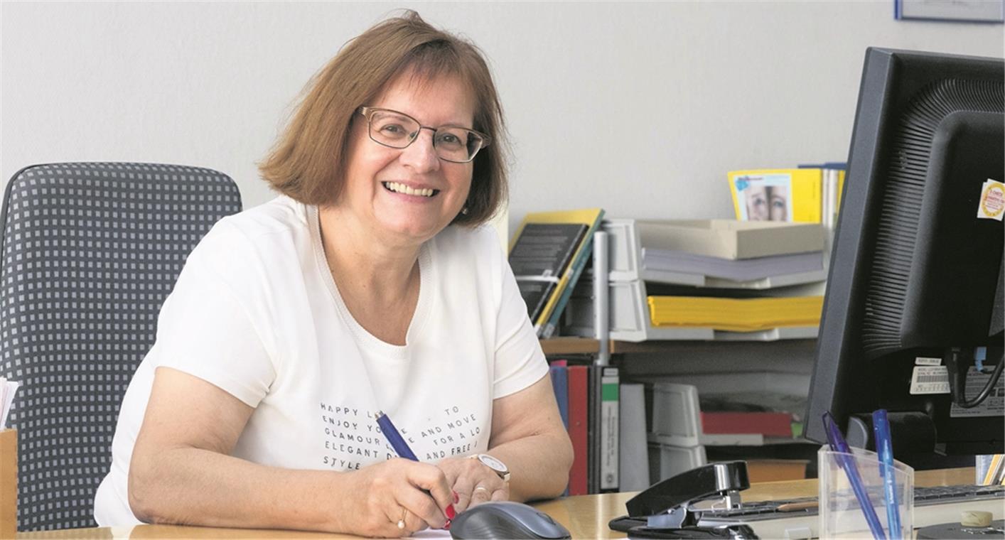 Freundlicher Empfang an der Infotheke der Stadtbücherei: Die langjährige Büchereileiterin Marianne Engelhardt geht in den Ruhestand. Foto: J. Fiedler