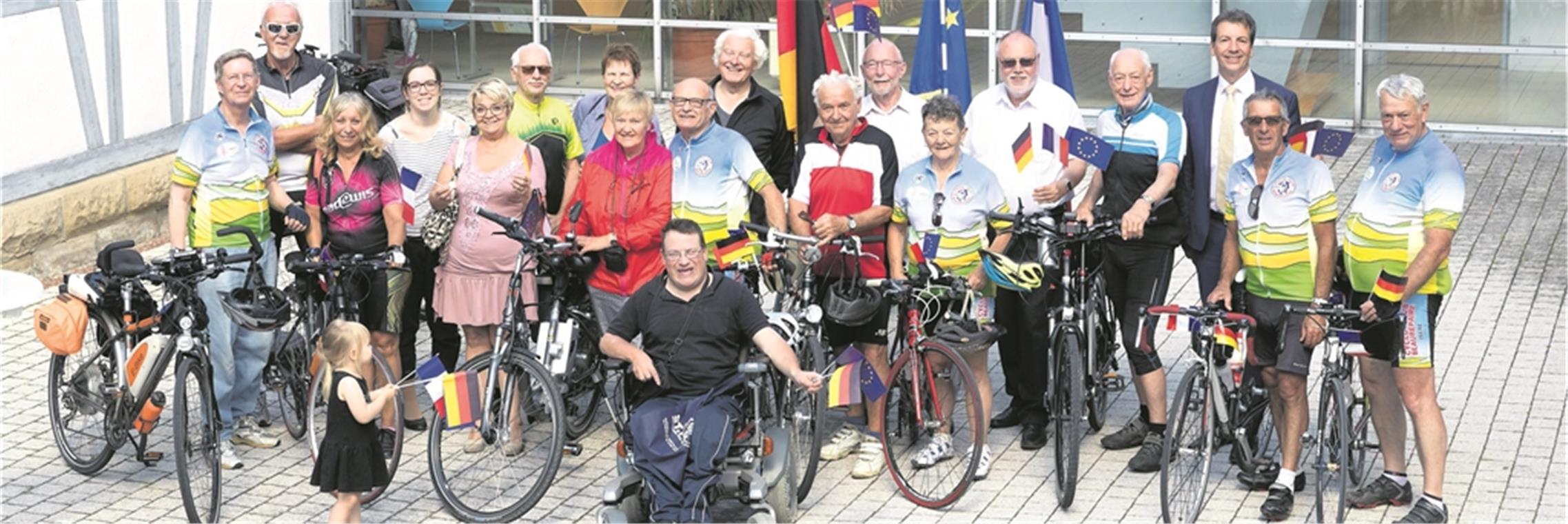 30 Jahre deutsch-französische Freundschaft Freundlicher Empfang vor dem Rathaus in Unterbrüden für die fünf Radfahrer aus Beaurepaire: Serge Didier und Jacque Soularde (von rechts), Monique Galfione (Sechste von rechts), Pierre Galfione (Zehnter von rechts) und Malika Garrel (Dritte von links) mit dem amtierenden Bürgermeister Karl Ostfalk (Dritter von rechts) und Altbürgermeister Jürgen Richter (links). Foto: J. Fiedler