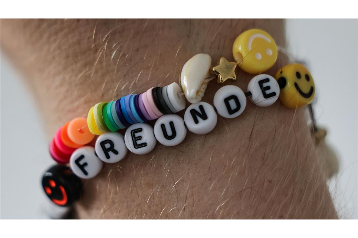Freundschaften im realen Leben sind auch in Zeiten vieler Social-Media-Kontakte unverzichtbar. (Symbolbild)