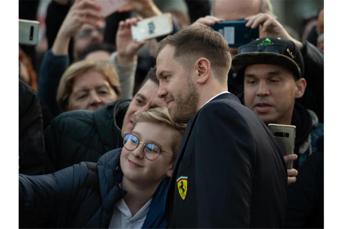 Testreihe in Barcelona: Vettel „kann es nicht abwarten“ Freut sich auf den Beginn der Testfahrten: Sebastian Vettel bei der Präsentation des neuen Ferrari SF-1000 2020. Foto: Espa Photo Agency/CSM via ZUMA Wire/dpa