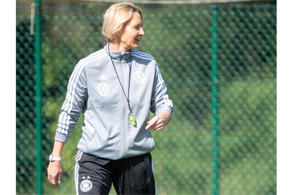 Das bringt der Freitag bei der Frauenfußball-WM Freut sich auf den WM-Auftakt mit den deutschen Fußball-Frauen: Bundestrainerin Martina Voss-Tecklenburg. Foto: Sebastian Gollnow