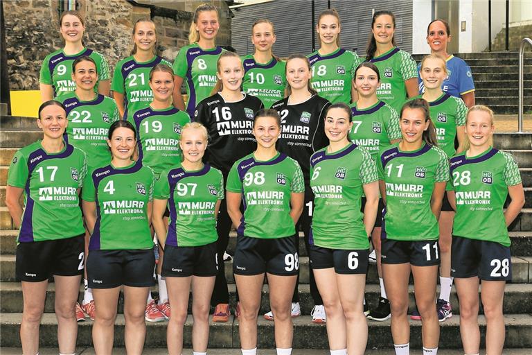 Freut sich auf die neue Runde: Das HCOB-Team mit Carina Fischer, Denise Schaber, Luisa Niederdorfer, Viktoria Lukács, Anna Hug, Larissa Ziegler, Betreuerin Ronja Braun (hinten von links), Spielertrainerin Judit Lukács, Tamina Ellenrieder, Paula Heitzler, Michelle Hoffrichter, Melanie Mundinger, Lea Soffel (Mitte), Reka Katona-Lukács, Dorothea Csauth, Kim Deißer, Laila Handrick, Anna-Marie Grün, Male Schütz und Anna Rosenke (vorne). Foto: A. Becher
