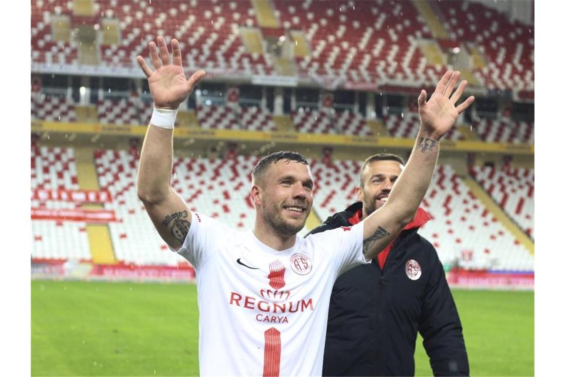 Freut sich über den Heimsieg von Antalyaspor vor leeren Rängen: Lukas Podolski. Foto: Uncredited/AP/dpa
