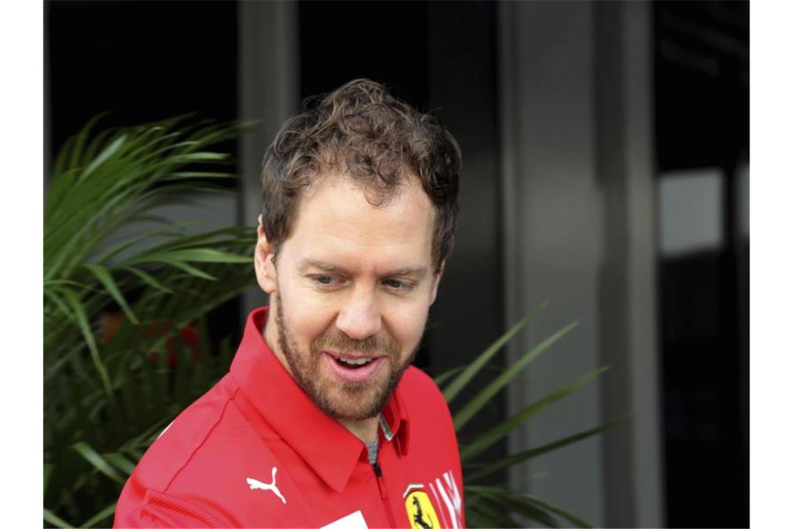 Freut sich über seinen neuen Dienstwagen: Ferrari-Pilot Sebastian Vettel. Foto: Kamran Jebreili/AP/dpa