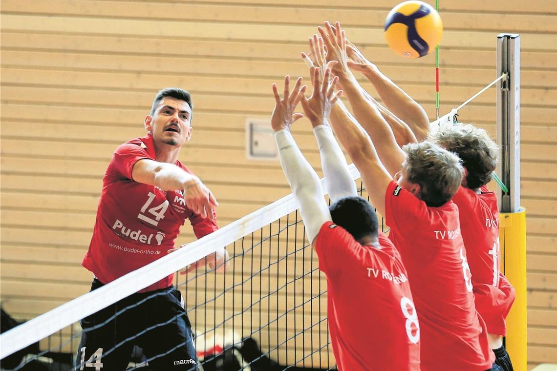 Freute sich, im Jubiläumsspiel mal wieder an der Stätte seiner Jugend am Ball sein zu dürfen: Der Ex-Backnanger Tin Tomic (links). Foto: A. Becher