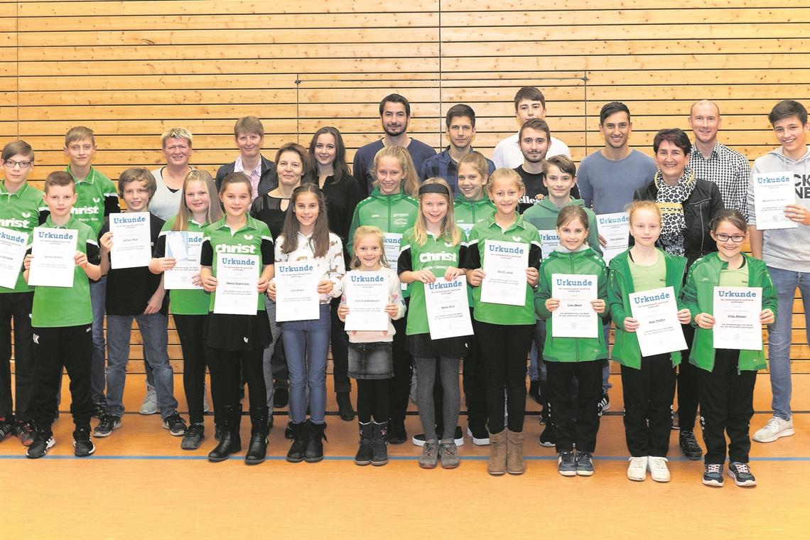 Freuten sich mit Bürgermeisterin Irmtraud Wiedersatz (mittlere Reihe rechts): Burgstettens erfolgreiche Sportler. Foto: J. Fiedler