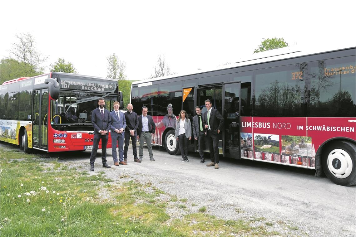 Neues Design und Fahrradanhänger an allen Bussen Freuten sich über die neu gestalteten Freizeitbusse (von links): Peter Zaar, ÖPNV-Amtsleiter im Landratsamt, Bürgermeister Markus Kleemann aus Oberstenfeld, FMO-Geschäftsführer Marco Trovato, Daniel Fezer, Geschäftsführer der Firma Eisemann Reisen, Bürgermeisterin Sabine Welte-Hauff aus Aspach, Bürgermeister Christoph Jäger aus Großerlach und Landrat Richard Sigel. Foto: Landratsamt