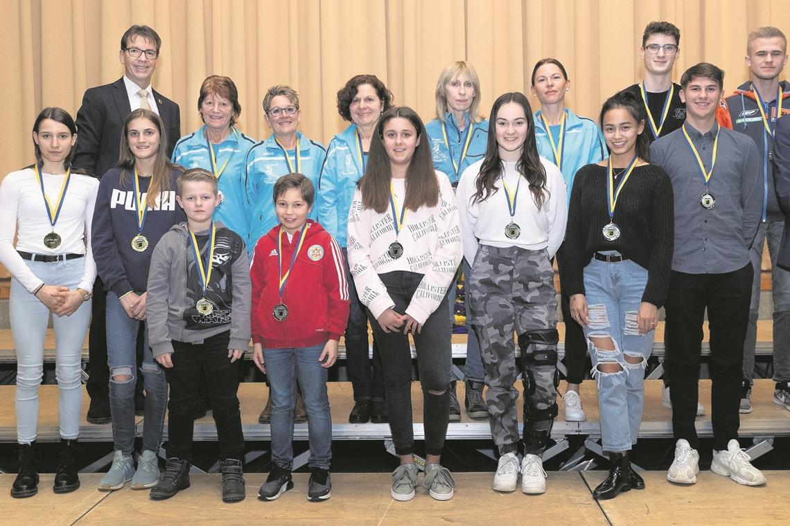 Freuten sich über Gold, Silber, Bronze und Urkunden aus der Hand von Bürgermeister Karl Ostfalk (hinten links): Auenwalds starke Sportler. Foto: J. Fiedler