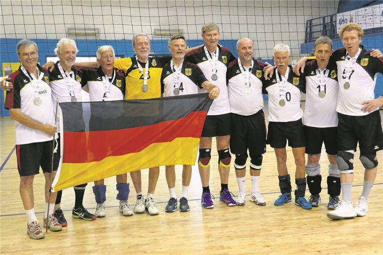 Freuten sich über ihr tolles Abschneiden bei den European Master Games (von links): Coach Pitt Richter, Wolfgang Sprenger (beide TSG Backnang), Horst Bartsch (Senior Volley Saar), Franz Steiner (TSG Backnang), Leo Kubitza (TG Neuss), Manni Schlegelmilch, Kapitän Uwe Schlittenhardt (beide TSG Backnang), Tom Zimmer (Senior Volley Saar), Ille van Meegen (TSG Backnang) und Bernd Nöldemann (VG Elmshorn). Fotos: privat