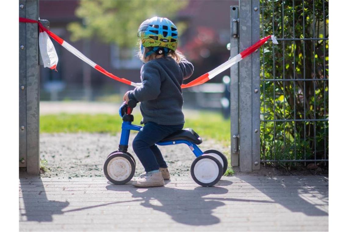 Corona-Regeln: Was ist neu? Was kommt? Was gilt weiterhin? Frida darf bald wieder auf den Spielplatz. Foto: Julian Stratenschulte/dpa