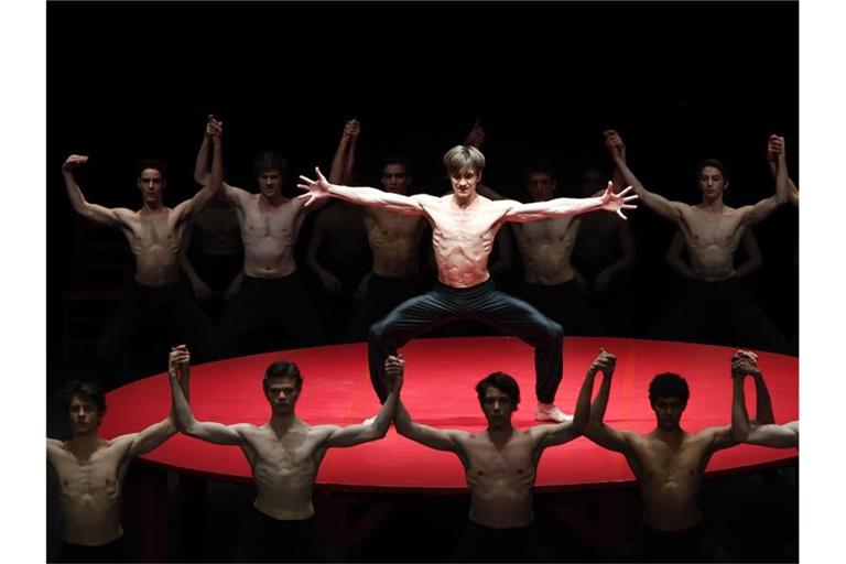 Friedemann Vogel, Tänzer des Stuttgarter Balletts, tanzt im Opernhaus. Foto: Bernd Weissbrod/dpa