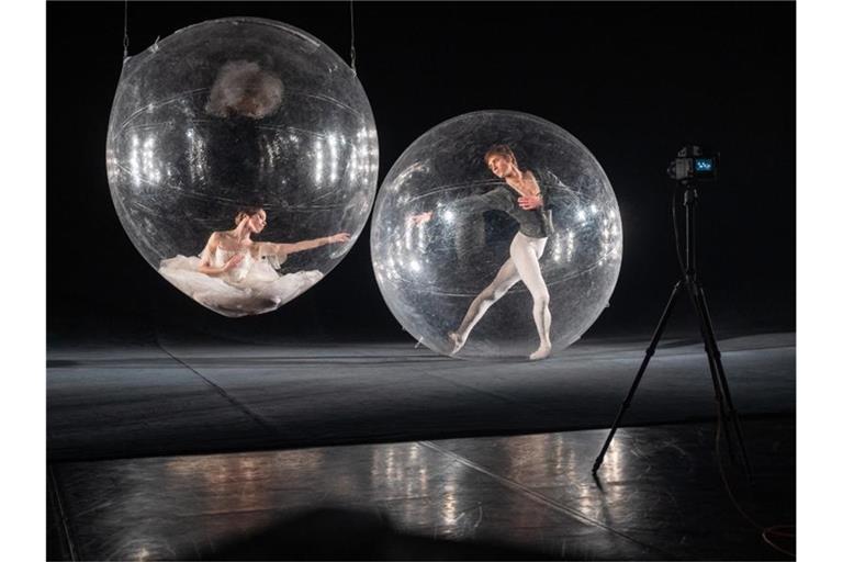 Friedemann Vogel und Elisa Badenes performen während der Kunstaktion „Social Distance Stacks“ des Künstlers Florian Mehnert an der John Cranko Schule in einem PVC Ball das Ballettstück Giselle. Foto: Sebastian Gollnow/dpa