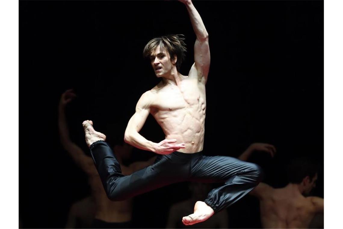 Friedemann Vogel vom Stuttgarter Ballett tanzt im Opernhaus in Stuttgart in dem Stück "Bolero". Foto: Bernd Weissbrod/Archiv