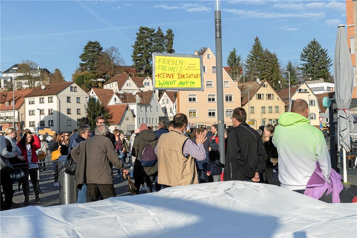 Demonstration wird zum „Spaziergang“ „Frieden, Freiheit, keine Diktatur“. Die Demonstranten sehen die Grundrechte gefährdet.
