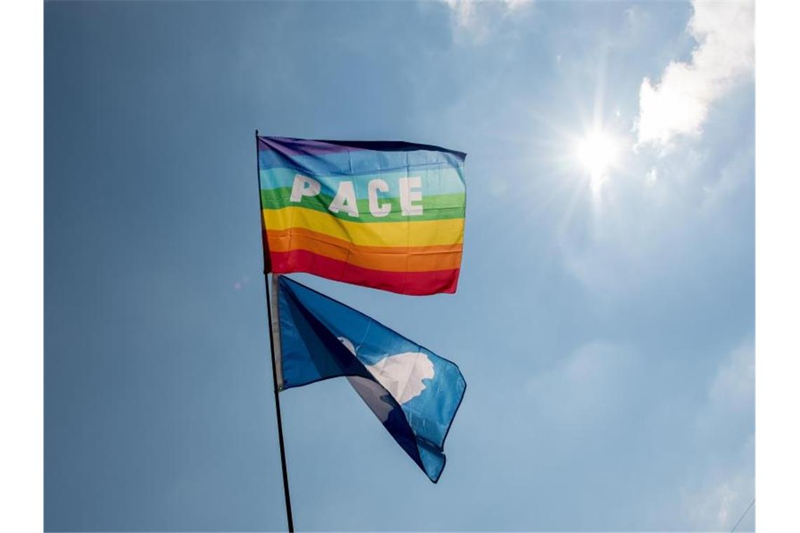 Friedensflaggen im Sonnenschein. Foto: Daniel Maurer/dpa/Archivbild