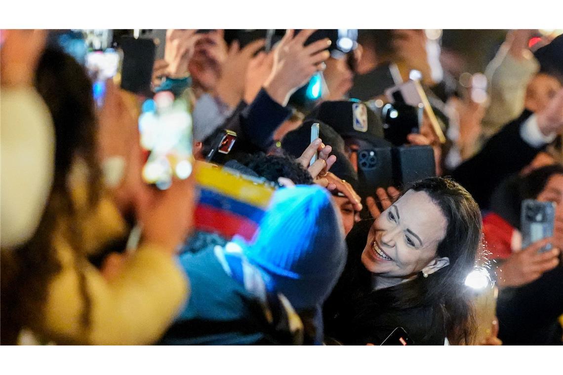 Friedensnobelpreisträgerin Maria Corina Machado mit der vor dem Grand Hotel in Oslo versammelten Menge.