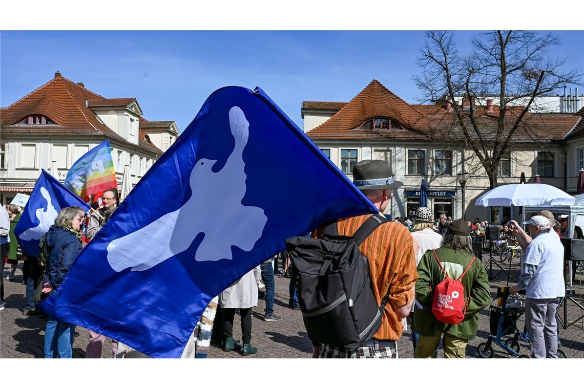 Bilder des Tages Friedenstauben sind auf Fahnen bei einem Ostermarsch zu sehen.