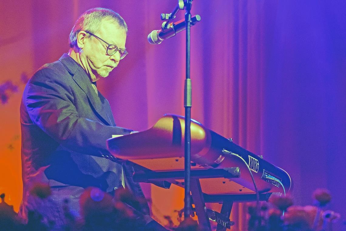 Spektakuläre und humorvolle Nummern Frieder Berlin am Keyboard spielt Jazz.