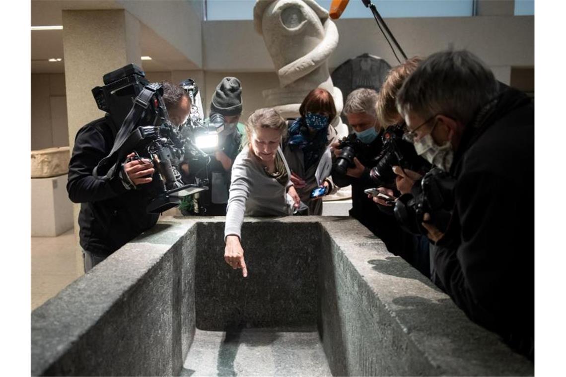 Museumsinsel-Attacke ungeklärt Friederike Seyfried, Direktorin des Ägyptischen Museums, zeigt Medienvertretern Spuren der Sachbeschädigungen im Neuen Museum. Foto: Bernd von Jutrczenka/dpa