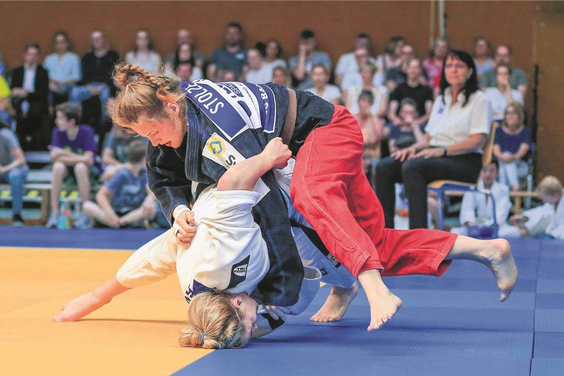 Ein klarer Erfolg mit einigen Hindernissen Friederike Stolze (oben) landet mit der TSG Backnang gegen den BC Karlsruhe einen 11:3-Heimsieg. Foto: A. Becher
