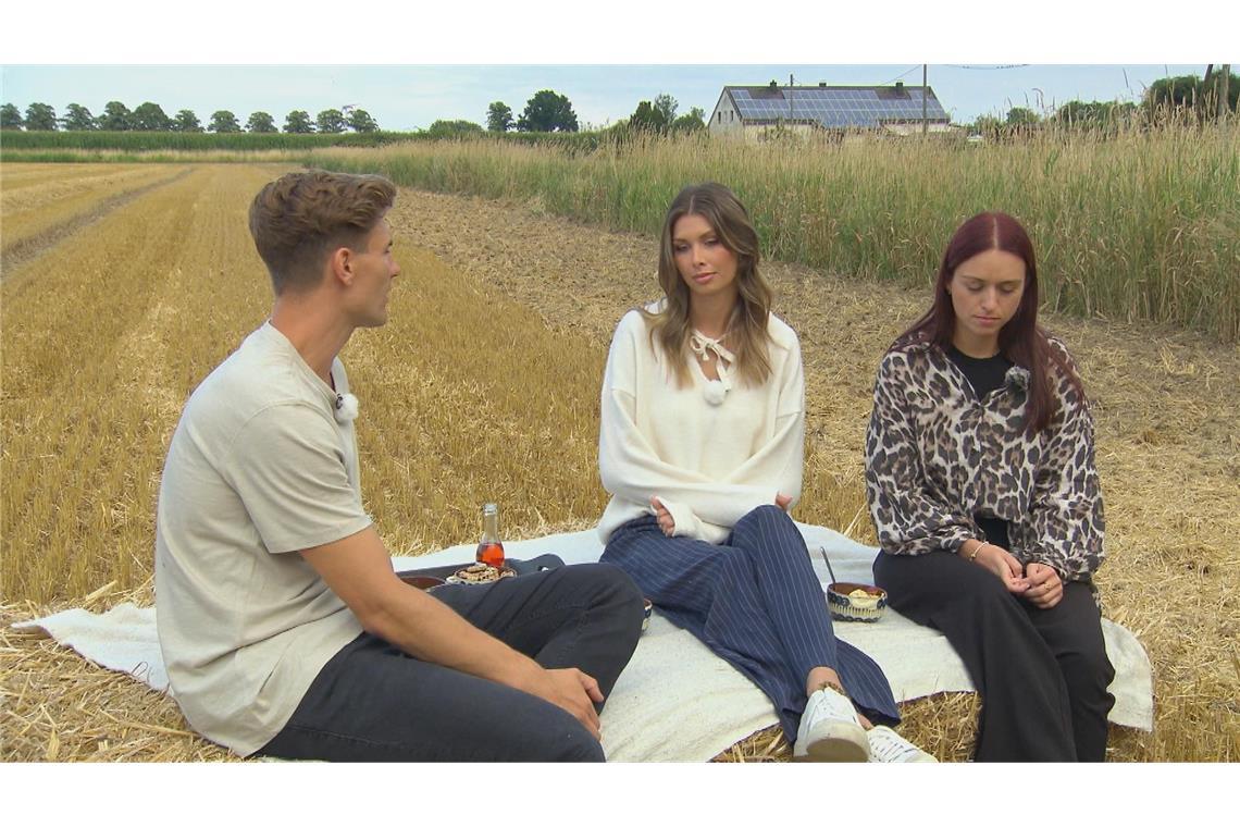 Friedrich hat eine Entscheidung getroffen und sagt Selina (Mitte) und Laura, welche Frau auf dem Hof bleiben darf.