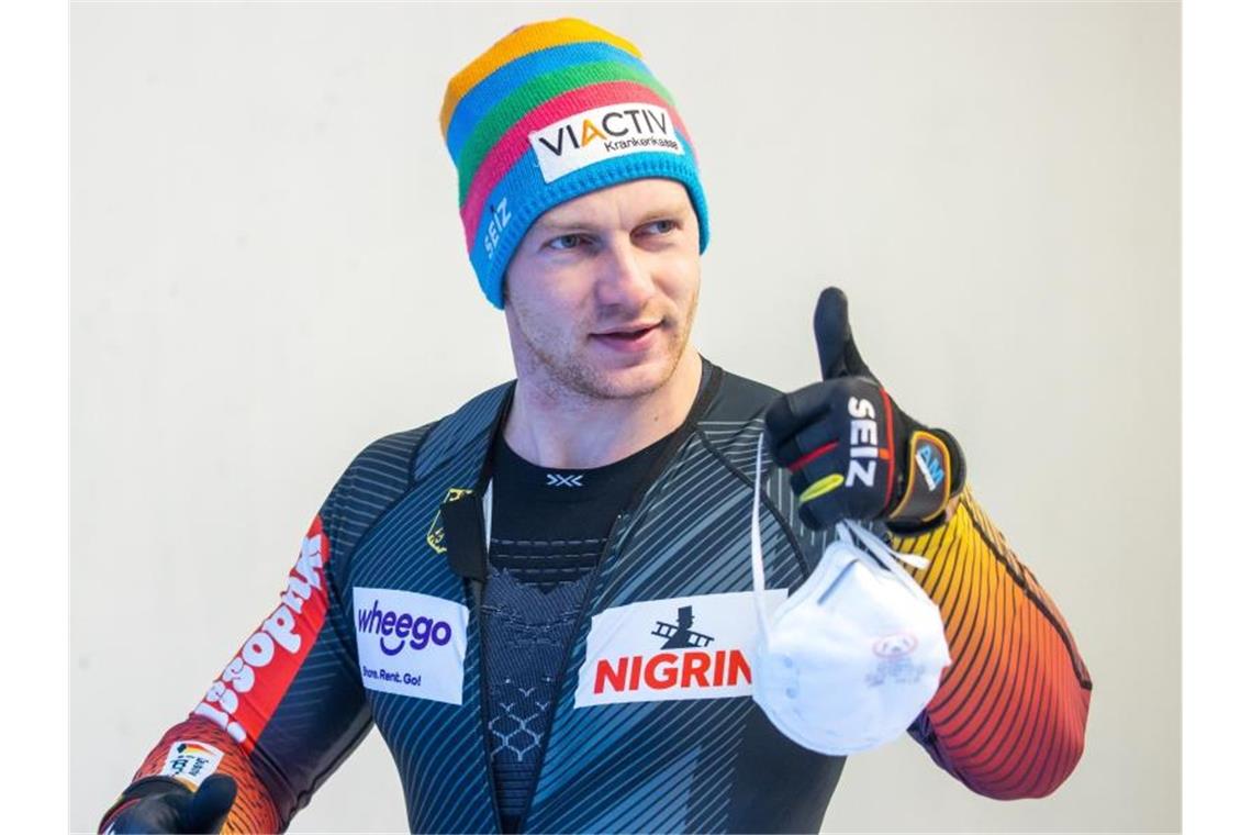 Das bringt der Wintersport am Sonntag Friedrich hebt den Daumen nach oben. Der Ausnahmeathlet peilt den zweiten Sieg im zweiten Rennen an. Foto: Expa/Johann Groder/APA/dpa