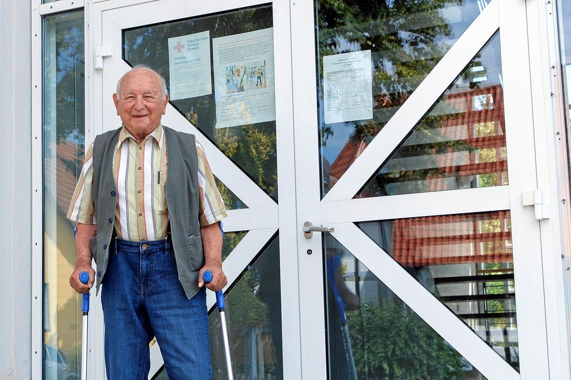 Friedrich Heinle vor dem Bürgerhaus Sechselberg. Er kann sich noch gut an den schwierigen Prozess vor Ort im Zusammenhang mit der Gemeindereform erinnern. Foto: J. Fiedler