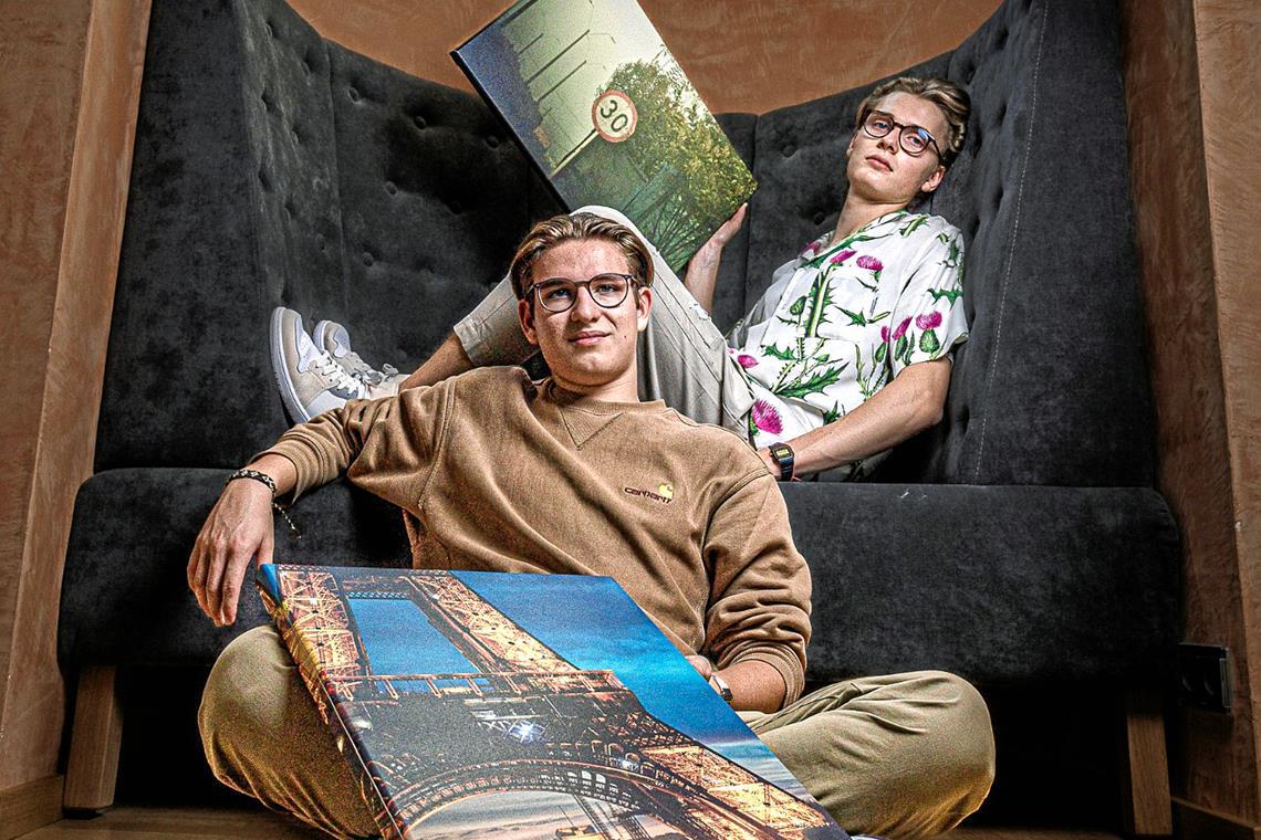 Die Welt in Bildern einfangen Friedrich Kühnle (hinten) präsentiert einen Schnappschuss, der ihm in Miami gelungen ist. Lukas Maas zeigt eine seiner Fotografien aus Paris. Foto: Andreas Greif