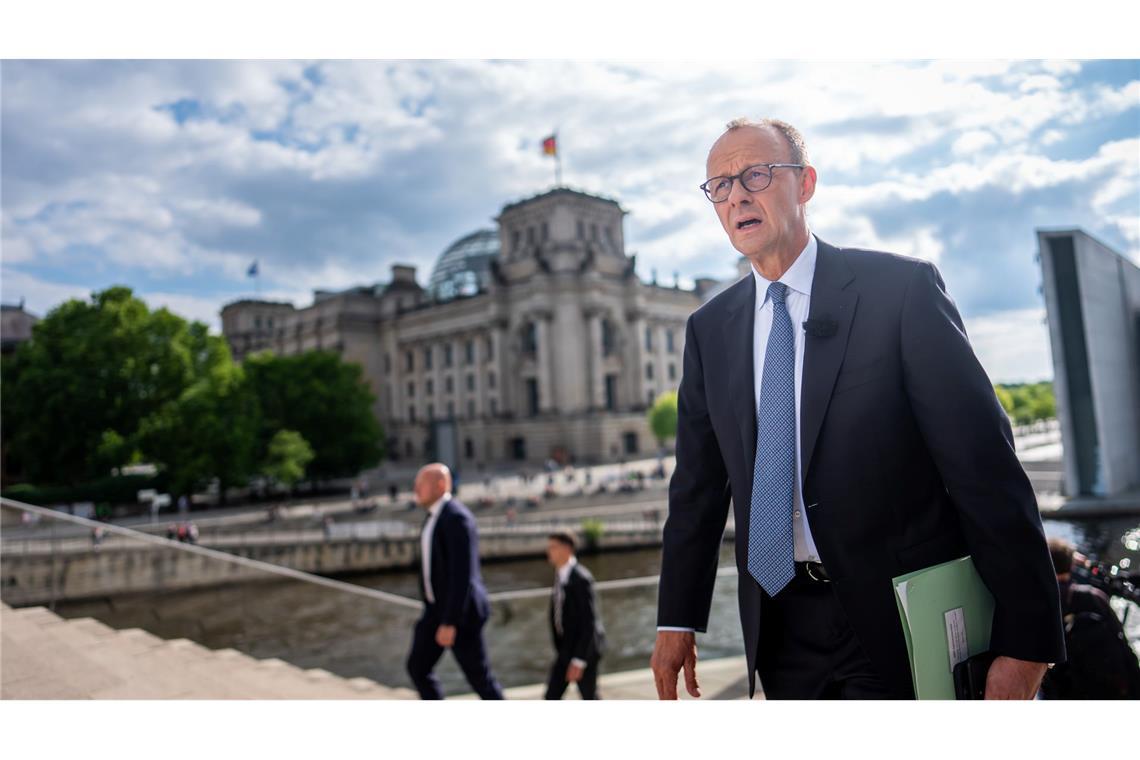Keine rasche Lösung im Streit um Richterwahl Friedrich Merz auf dem Weg zum Interview.