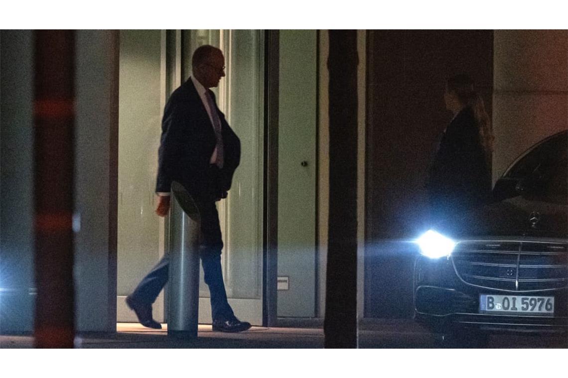 Friedrich Merz (CDU), Bundeskanzler, kommt aus dem Kanzleramt.