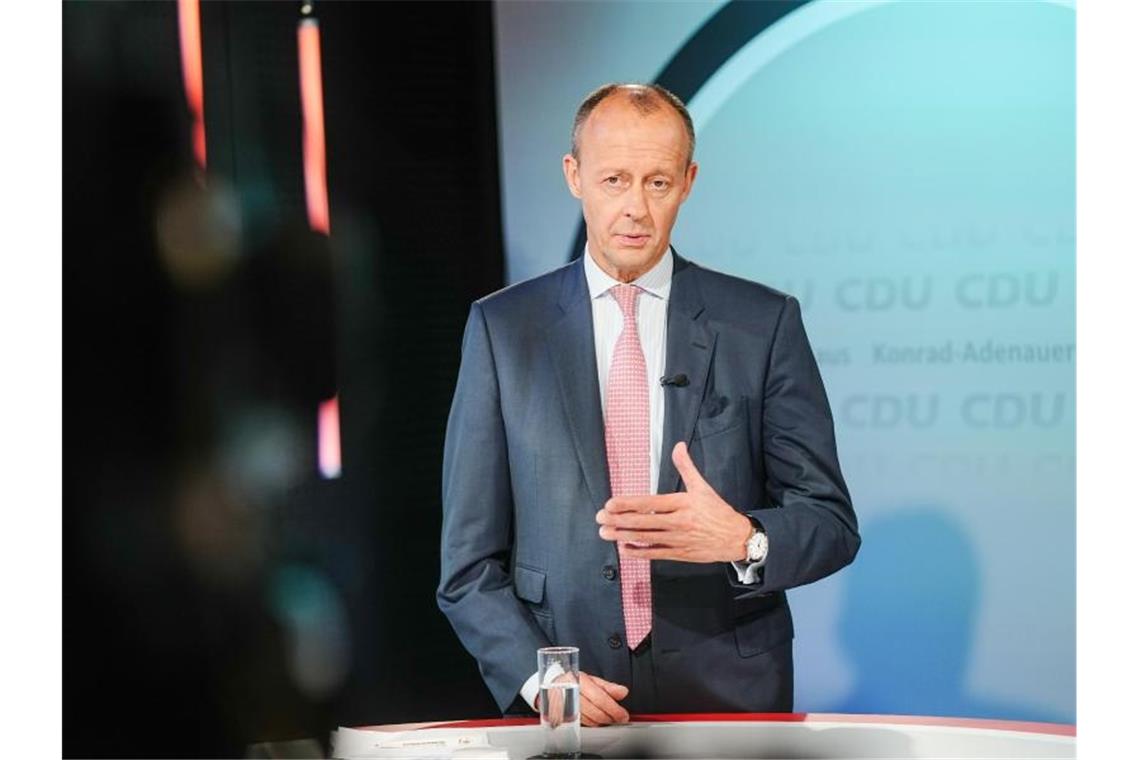 Friedrich Merz, CDU-Bundestagsabgeordneter, präsentiert sich als Kandidat für den CDU-Parteivorsitz im Konrad-Adenauer-Haus auf dem “CDU Live”-Format den CDU-Mitgliedern. Foto: Kay Nietfeld/dpa