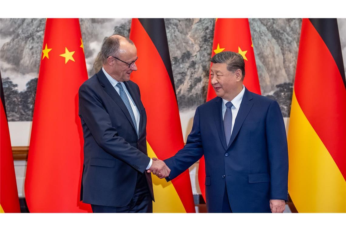 Friedrich Merz (CDU) wird von Xi Jinping, Präsident von China im Staatsgästehaus zu einem bilateralen Gespräch begrüsst.