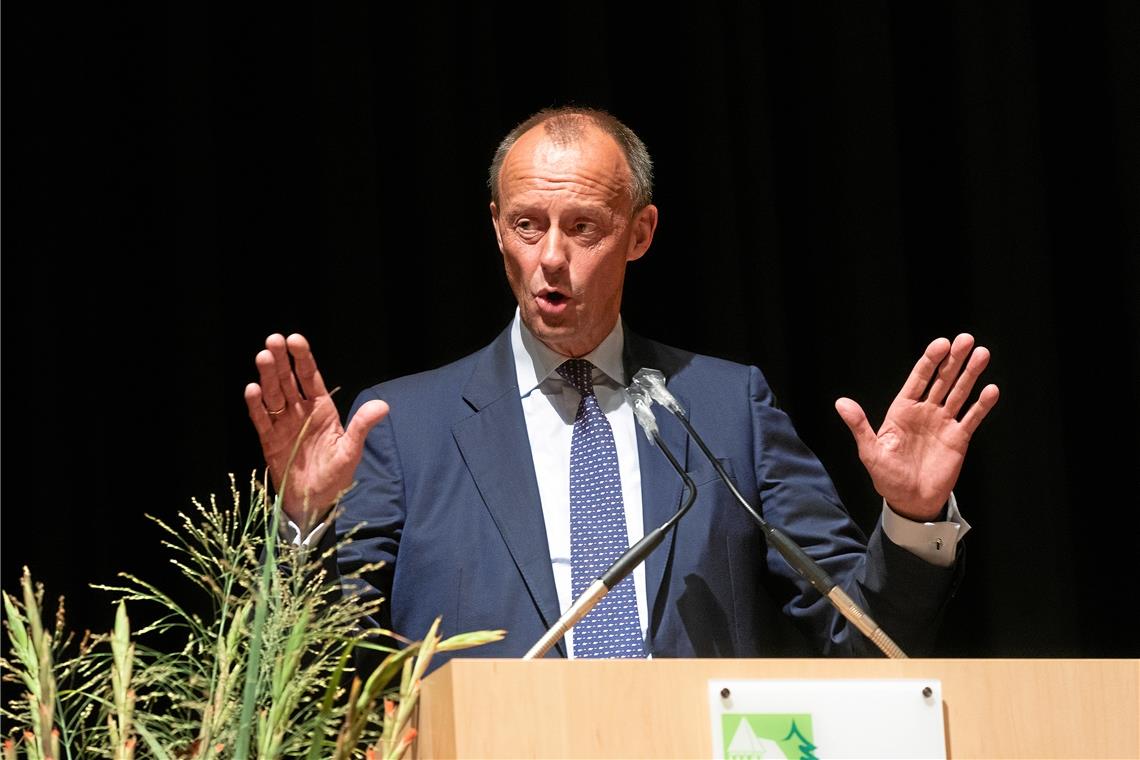 „Wir haben zu wenig Frauen“ Friedrich Merz erörterte in der Murrhardter Festhalle seine Auffassungen zum politischen Zeitgeschehen. Foto: J. Fiedler