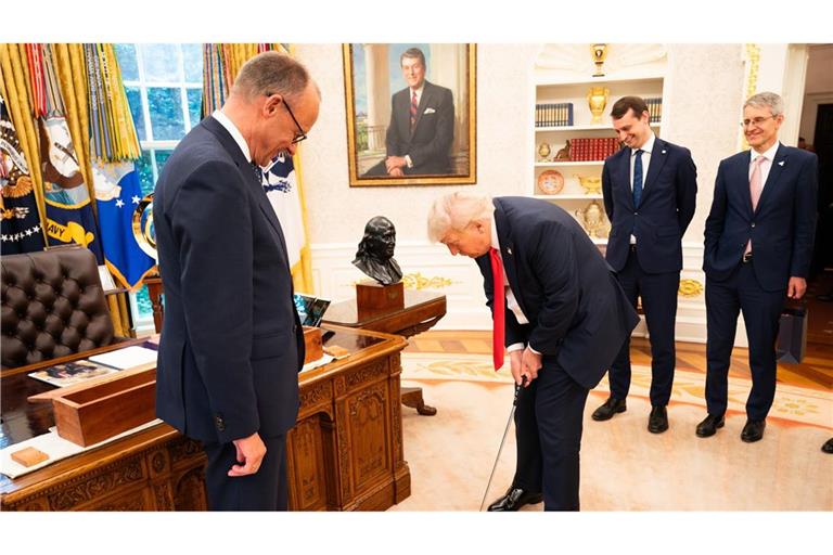 Friedrich Merz hat US-Präsident Donald Trump als Gastgeschenk einen Putter geschenkt, den dieser im Oval Office testet.