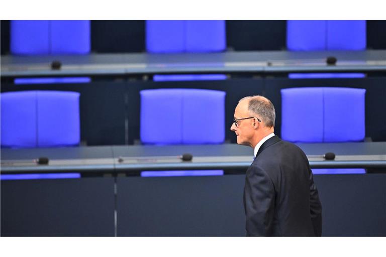 Friedrich Merz ist im ersten Wahlgang nicht zum Bundeskanzler gewählt worden - und der Dax gibt nach.