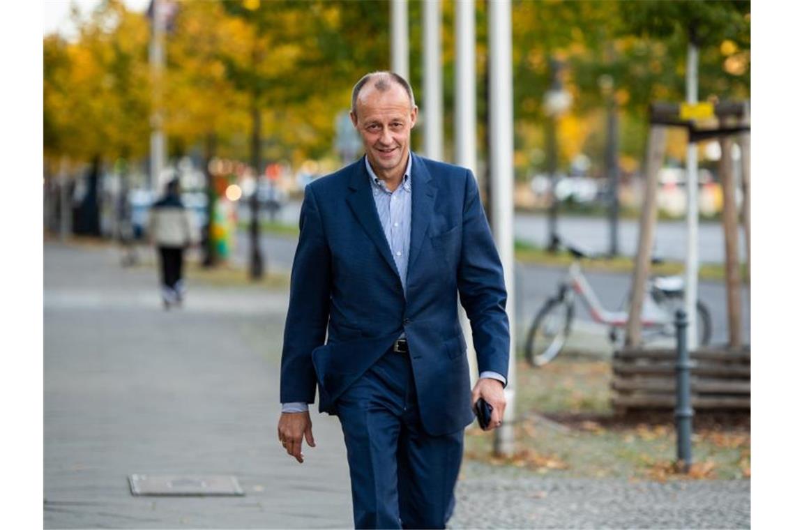 Friedrich Merz kommt am 25. Oktober zu Beratungen der engeren CDU-Spitze über den geplanten Parteitag zur Wahl des Vorsitzenden. Foto: Christophe Gateau/dpa