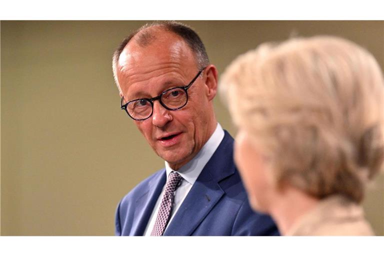 Friedrich Merz (L) gab am Freitag eine Pressekonferenz mit der Präsidentin der Europäischen Kommission, Ursula Von der Leyen.
