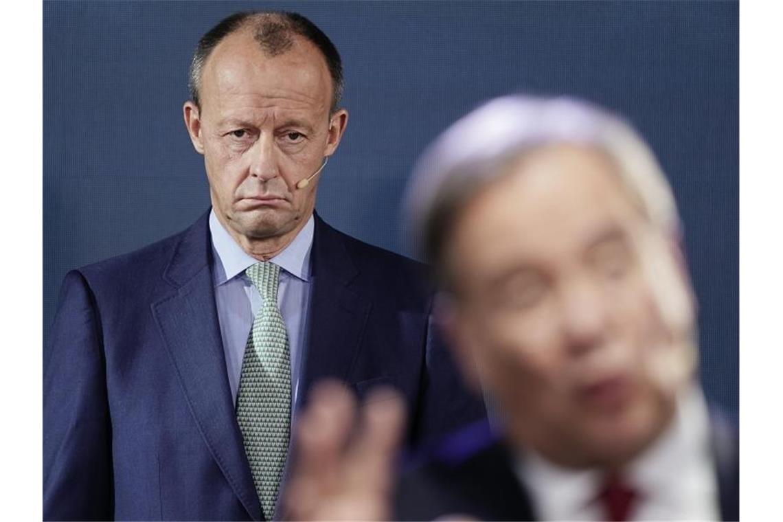 Bewerbungsrunde von Merz, Laschet und Röttgen Friedrich Merz (l.) hört mit ernster Miene Armin Laschet, der zu Mitgliedern der Jungen Union spricht, zu. Foto: Michael Kappeler/dpa-pool/dpa