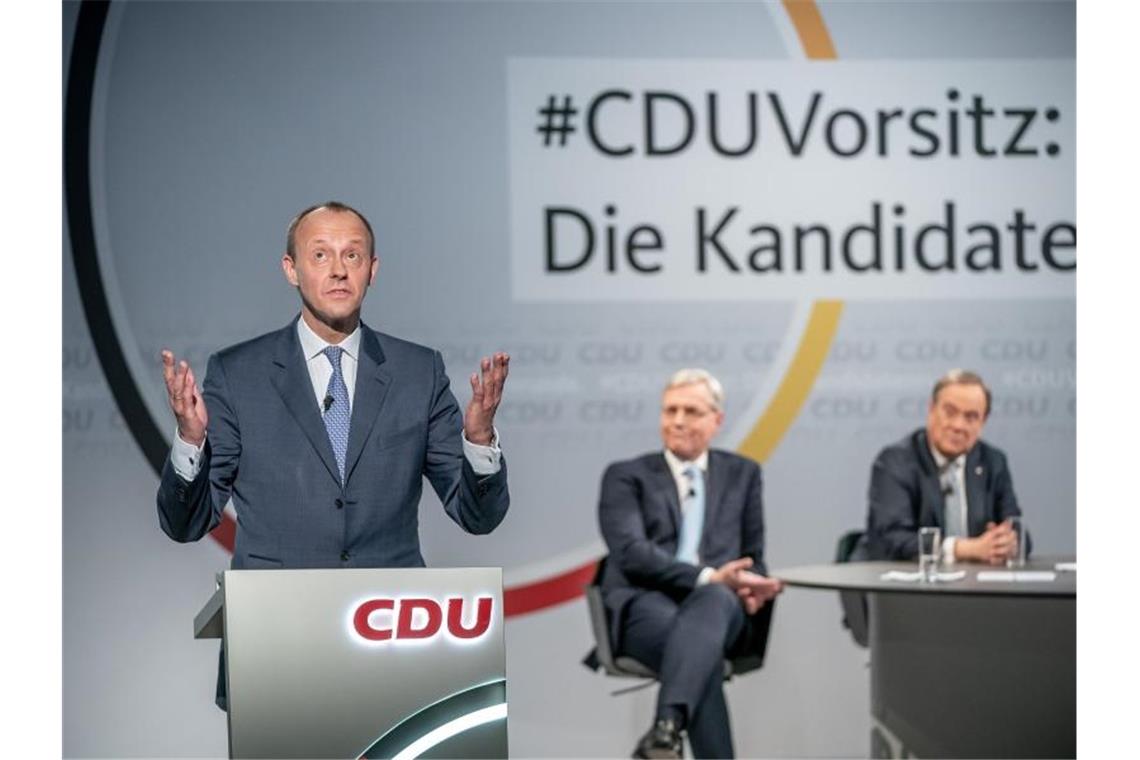 Friedrich Merz (l) versichert im Fall seiner Wahl zum CDU-Chef, einen Bruch mit der Ära Merkel verhindern zu wollen. Foto: Michael Kappeler/dpa