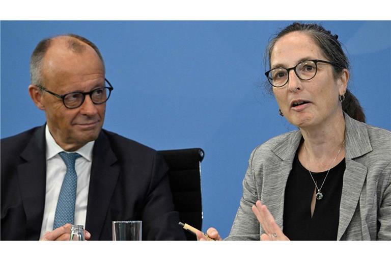Friedrich Merz lauscht Constanze Janda, eine der Vorsitzenden der Rentenkommission.