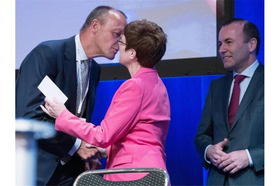 Unter CDU-Kandidaten hätte Merz beste Kanzler-Chancen Friedrich Merz, Mitglied des Präsidiums des Wirtschaftsrates der CDU, begrüßt Annegret Kramp-Karrenbauer, Bundesvorsitzende der CDU. Foto: Jörg Carstensen