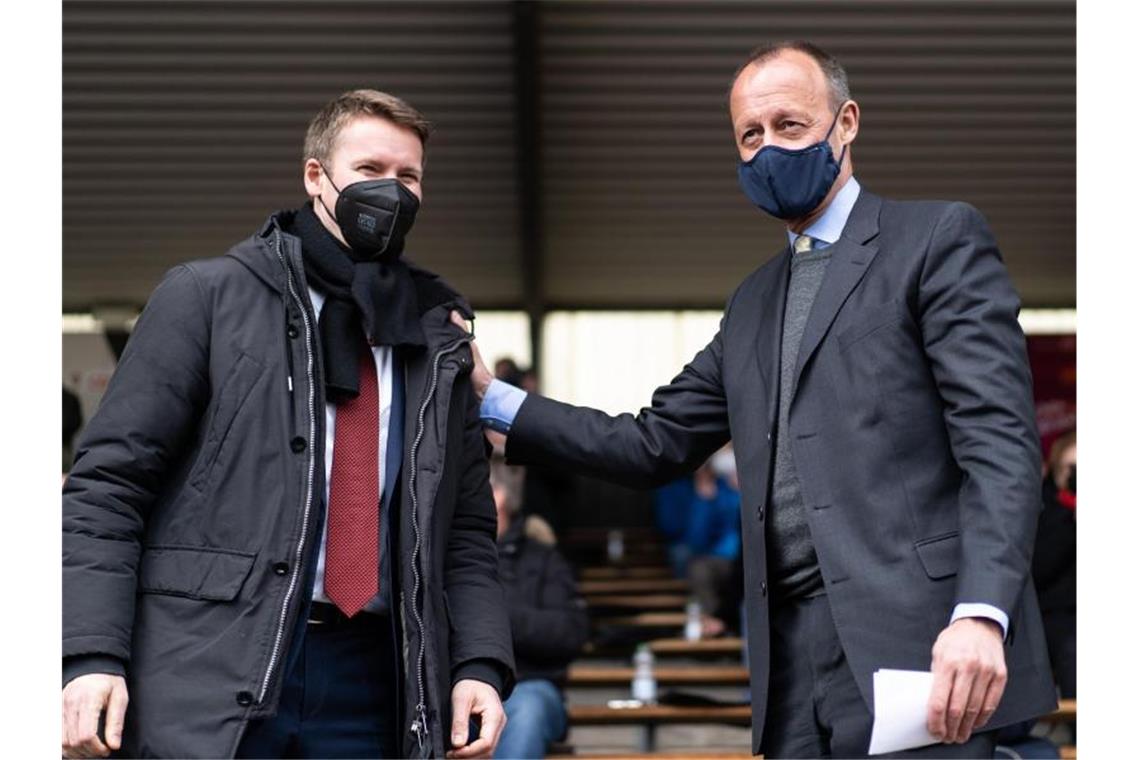 Merz nimmt wichtige Hürde auf dem Weg in den Bundestag Friedrich Merz (r) und Patrick Sensburg nach Bekanntgabe des Wahlergebnisses. Foto: Jonas Güttler/dpa