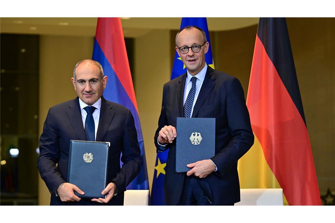 Friedrich Merz (rechts) empfing den armenischen Ministerpräsidenten in Berlin.