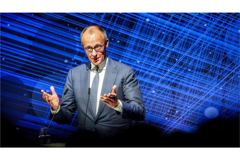 Friedrich Merz regiert ein Land, in dem es Millionen Armutsrentner gibt. Sein Rezept: Niedrigere Renten als Basisversorgung und private Altersversorgung. Wird diese Idee den Praxistest bestehen? Und: Wer kann sich das außer dem oberen Zehntel der Gesellschaft überhaupt leisten?