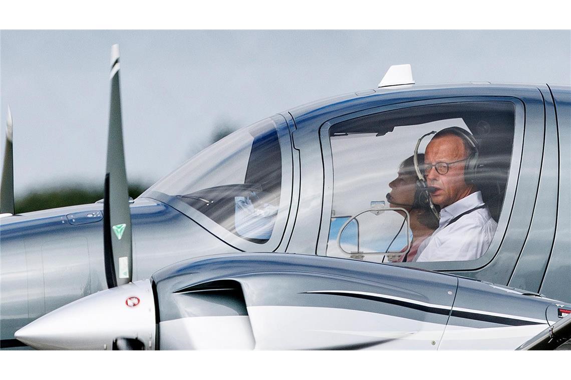 Was Merz mutmaßlich auf Mallorca machte Friedrich Merz reist gerne mit seinem Privatjet – wie hier auf dem Weg zur Lindner-Hochzeit 2022.