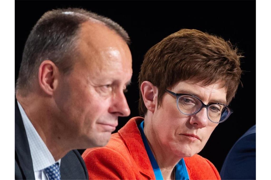 Umfrage zur K-Frage der Union: Merz vor Söder und AKK Friedrich Merz und Annegret Kramp-Karrenbauer im November 2018 bei einer CDU-Regionalkonferenz. Foto: Silas Stein/dpa
