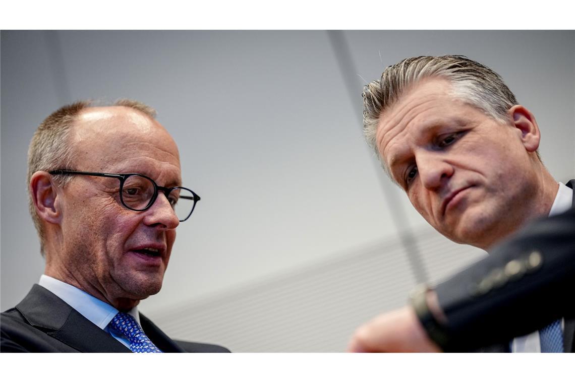 Friedrich Merz und Thorsten Frei mit einem Blick auf die Uhr