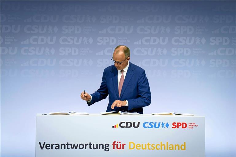 Friedrich Merz unterschreibt den Koalitionsvertrag und weckt damit auch im Raum Backnang hohe Erwartungen. Foto: Imago/Bernd Elmenthaler