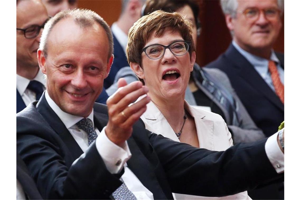 Kramp-Karrenbauer bekennt sich zu Zwei-Prozent-Ziel der Nato Friedrich Merz, Vizepräsident des Wirtschaftsrates der CDU, und CDU-Chefin Annegret Kramp-Karrenbauer bei der Deutsch-Amerikanischen Konferenz der Atlantik-Brücke in Berlin. Foto: Wolfgang Kumm